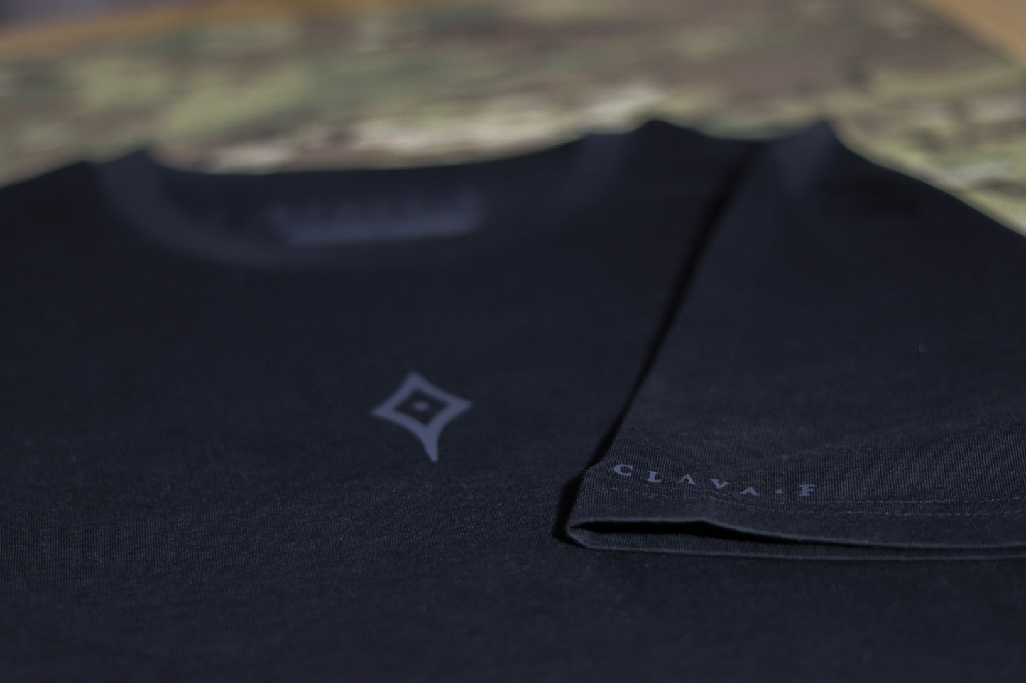 Camiseta Insignia Bajo Contraste
